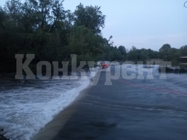 Пожарникари спасиха две момчета от пълноводна река в Плевенско